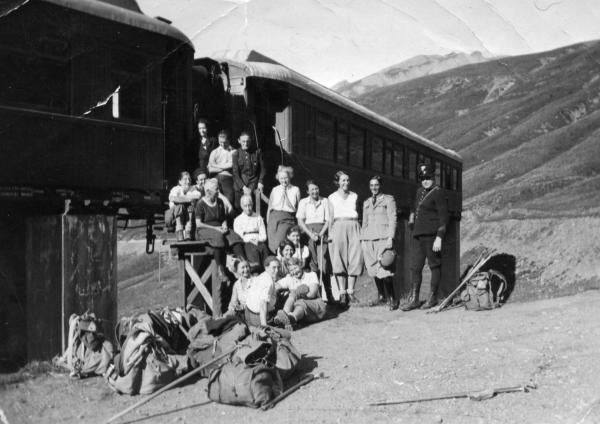Gruppo di escursionisti davanti al "Wagristoratore" del passo S.Giacomo