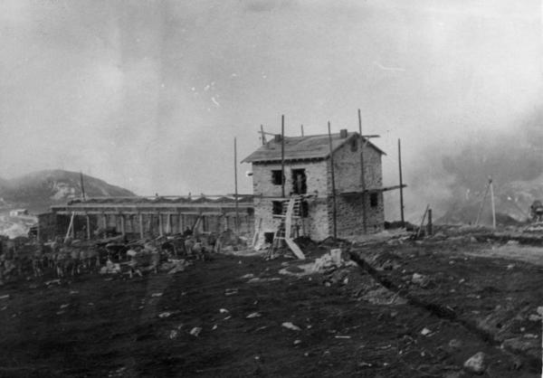 Costruzione delle stalle all'alpe Kastel