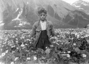 Ragazzo in mezzo ai fiori nel piano di Morasco (1930)