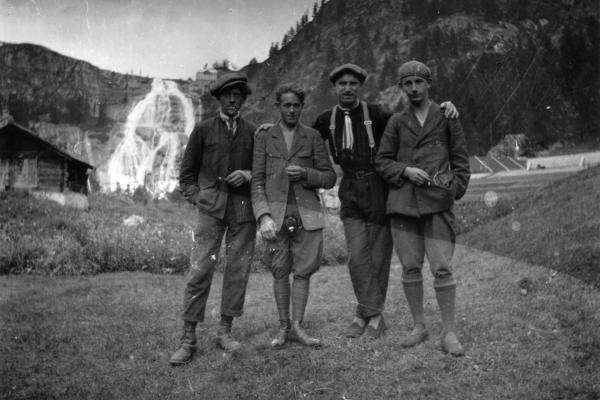 Ragazzi di Formazza e sullo sfondo la Cascata