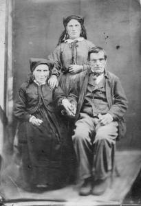 Marito e moglie con un famigliare (1870 - 1880)